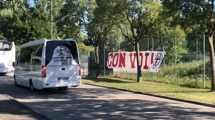Padova in partenza per la sfida con la Juve U23. Spunta uno striscione - FOTO 36 padova pullman striscione