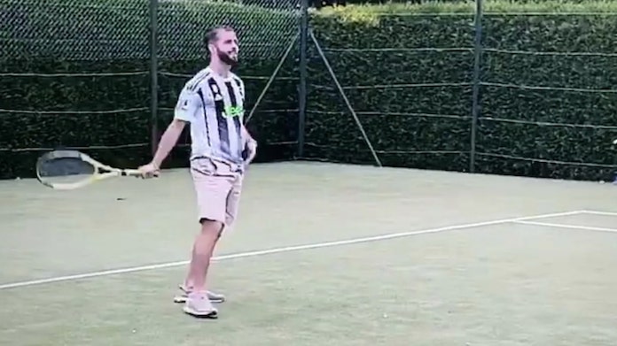 Pjanic gioca a tennis: il dettaglio che fa sorridere i tifosi - FOTO 36 pjanic juve tennis maglia palace