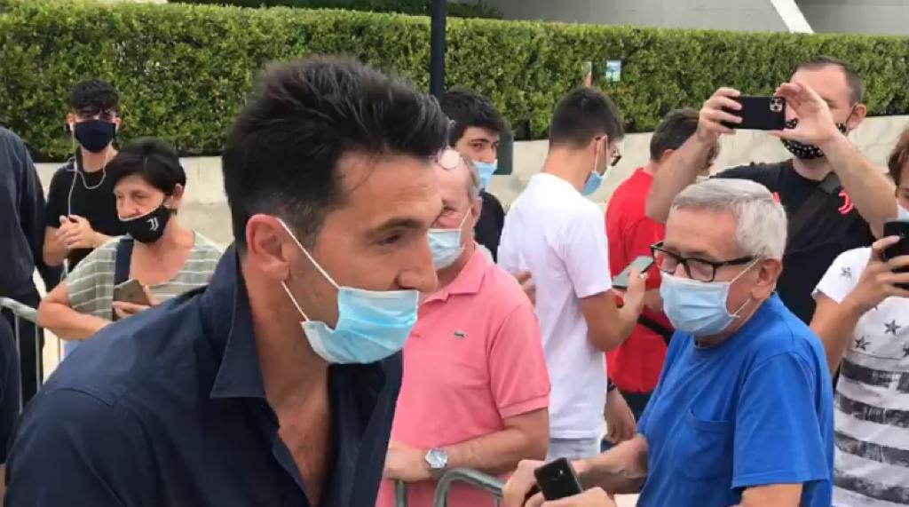 Buffon regala sorrisi al J Medical: selfie con i tifosi - VIDEO 38 buffon 1