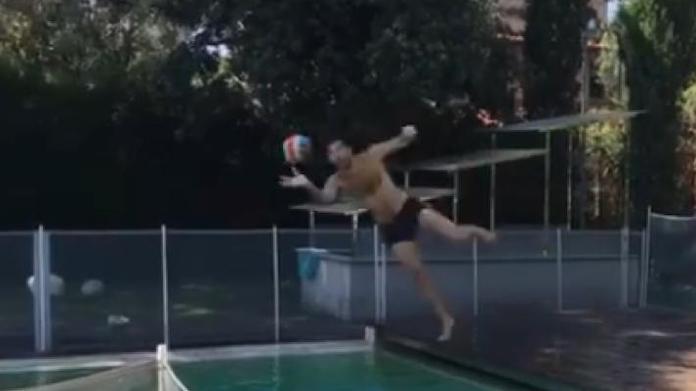 Buffon, parata da urlo in piscina: «Non si passa» - VIDEO 38 buffon