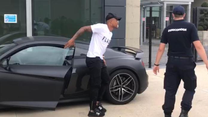 Douglas Costa al J Medical: saluto ai tifosi e controlli di rito - VIDEO 38 douglas costa 1