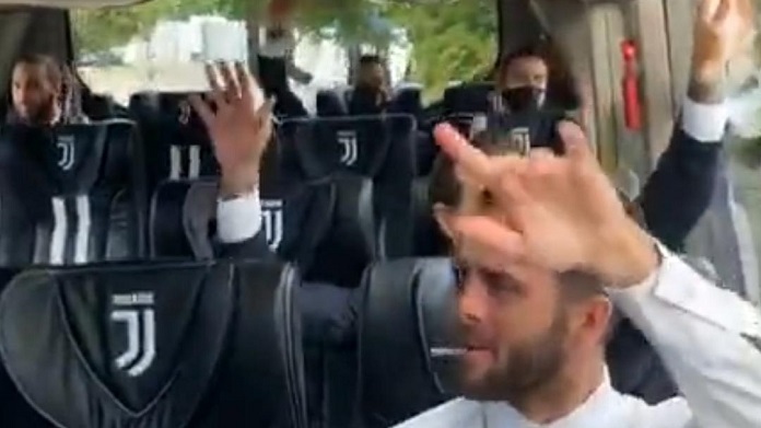 Pullman Juve in delirio: Demiral e Chiellini dirigono il coro dei calciatori - VIDEO 36 festa pullman juve