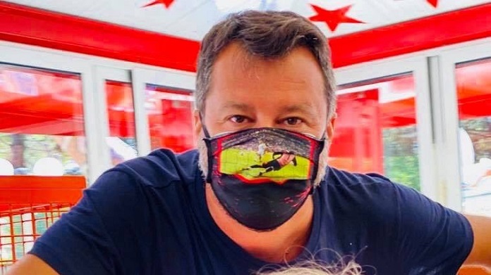 Salvini fa 'infuriare' i tifosi della Juve: la sua mascherina parla da sé - FOTO 36 salvini