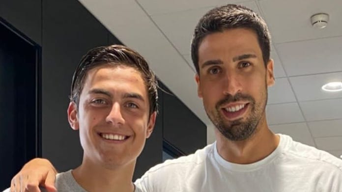 Continassa: Dybala sorridente, che abbraccio con Khedira! - FOTO 36 1fd7ea5b 8187 4446 9fe2 1a276fc27510