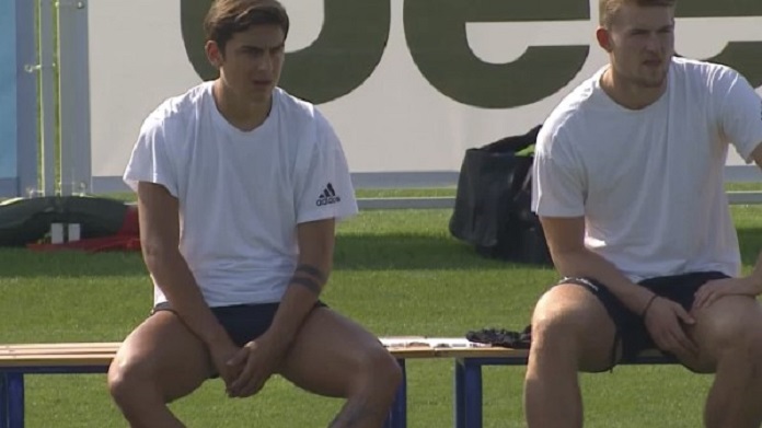 Dybala e De Ligt vicini alla squadra: anche i due infortunati in panchina - FOTO 36 dybala de ligt