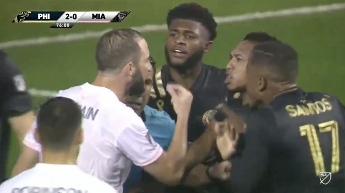 Higuain, ma cosa fai?! Espulso e 'bacchettato' dal tecnico. Cos'è successo 36 higuain