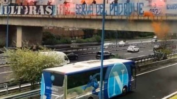 Napoli, striscione contro la FIGC: «Serva del padrone» - FOTO 36 Striscione Napoli