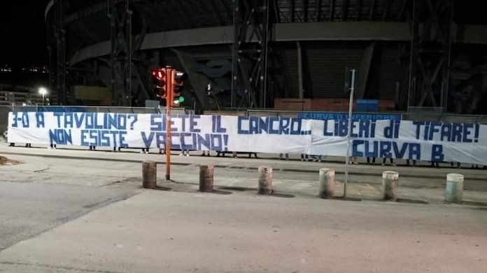 Striscione Napoli al San Paolo: «3-0 a tavolino? Siete il cancro» - FOTO 36 striscione napoli