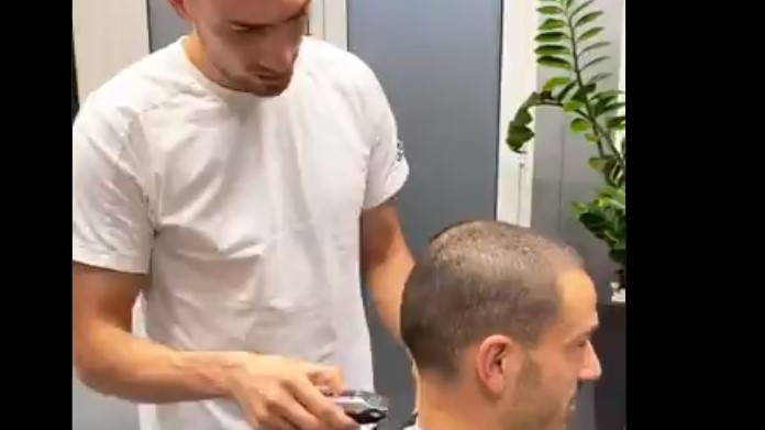 Demiral parrucchiere per un giorno: il siparietto divertente con Bonucci - VIDEO 36 Demiral Bonucci