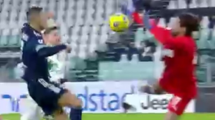 Ronaldo-Consigli: il portoghese va giù in area. La decisione di Massa 36 Ronaldo Consigli