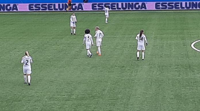 Juventus Women-Fiorentina: lungo colloquio prima della ripresa. Retroscena 36 juventus women