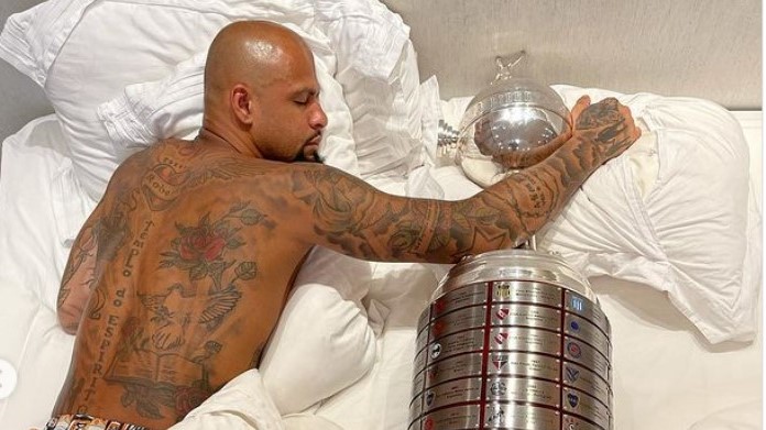 Felipe Melo imita Lewandowski: l'ex Juve a letto con la coppa - FOTO 36 Felipe Melo Libertadores