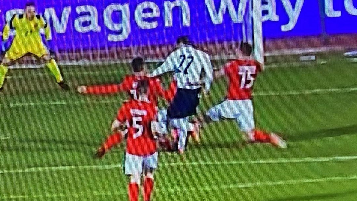 Chiesa atterrato in area in Bulgaria Italia. Proteste sul web: «Era rigore!» - FOTO 36 Italia Chiesa rigore