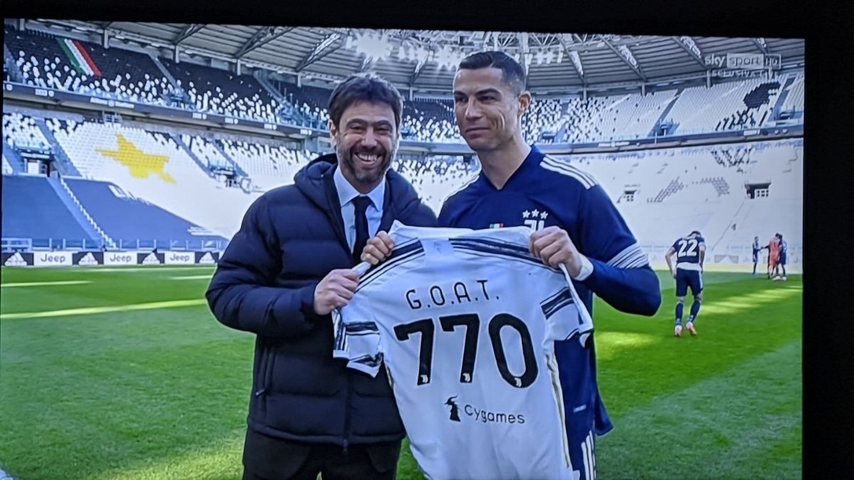 Ronaldo premiato da Agnelli: consegnata la maglia celebrativa per i 770 gol - VIDEO 36 Progetto senza titolo 42