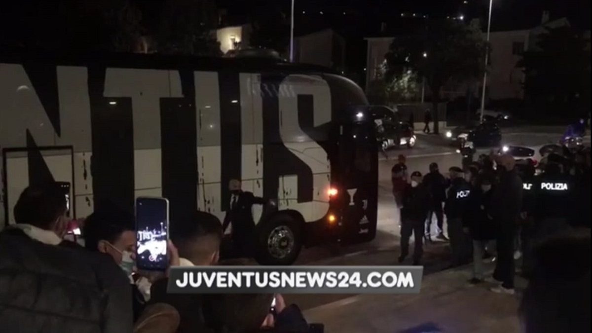 Cagliari Juve, l'arrivo dei bianconeri: che accoglienza! - VIDEO 36 cagliari juve