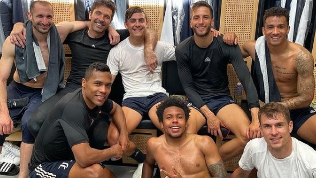 Dybala si gode il ritorno in gruppo: lo scatto dopo l'allenamento - FOTO 36 spogliatoio juve