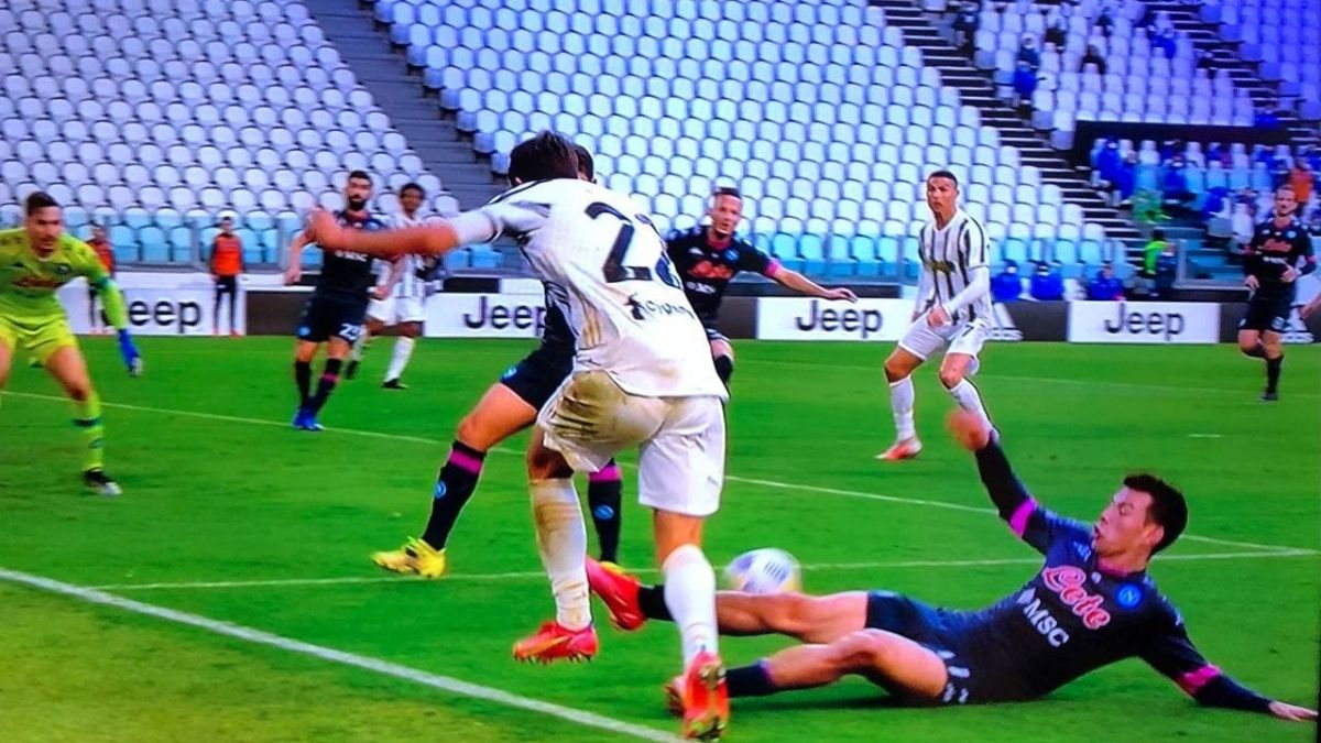 Chiesa Lozano: intervento in ritardo, ma Mariani non dà rigore 36 Chiesa Lozano