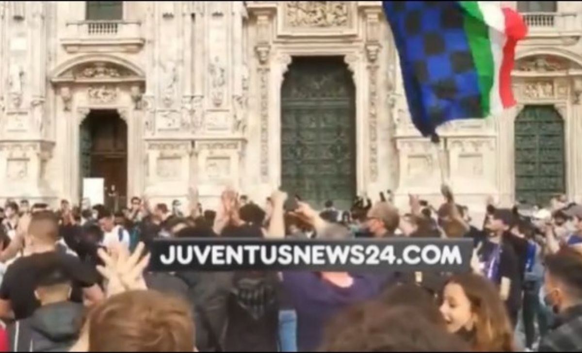 Cori contro la Juve e assembramenti: la festa dei tifosi Inter a Milano - VIDEO 36 Festa Inter Scudetto