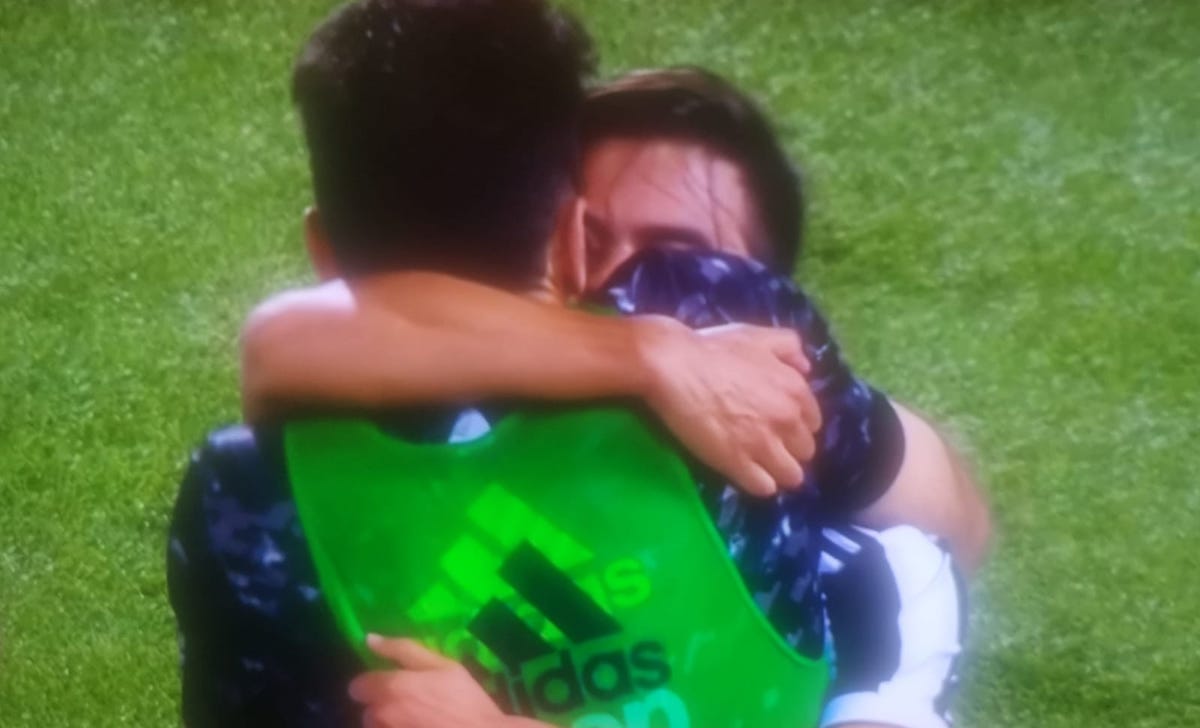 Abbraccio Buffon Dybala: esplosione dalla panchina dopo il gol di Morata 36 buffon dybala