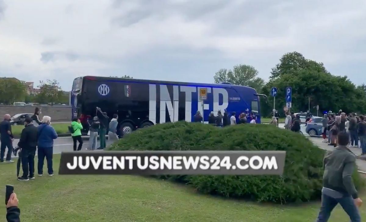 Juve Inter: cori e insulti a Conte all'arrivo del pullman - VIDEO 36 pullman inter