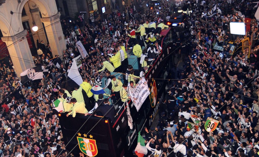 Scudetto Juve 6 maggio 2012: le immagini della festa della terza stella - GALLERY 63 pullman juventus scudetto 2012 1