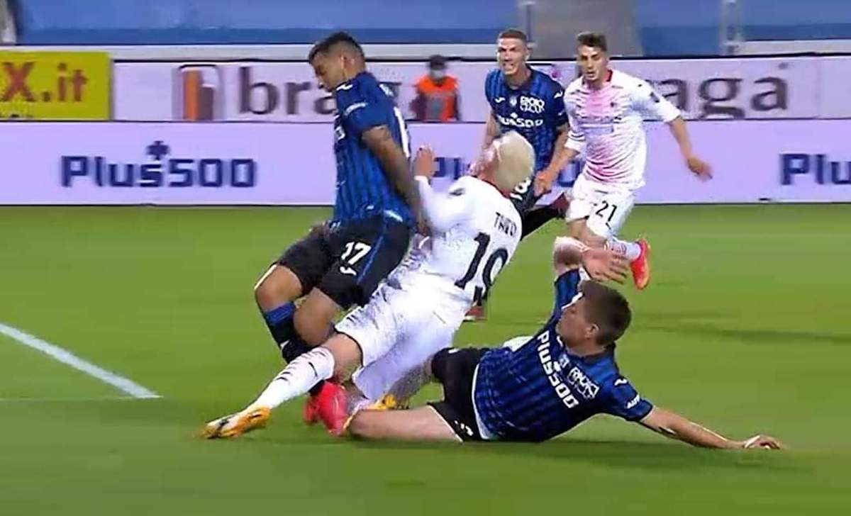 Rigore per il Milan: Theo Hernandez atterrato da Maehle, Mariani fischia 36 theo hernandez romero