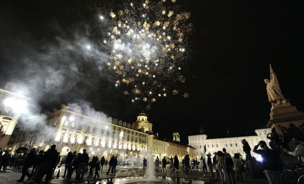 Scudetto Juve 6 maggio 2012: le immagini della festa della terza stella - GALLERY 74 tifosi juventus piazza castello scudetto 2012