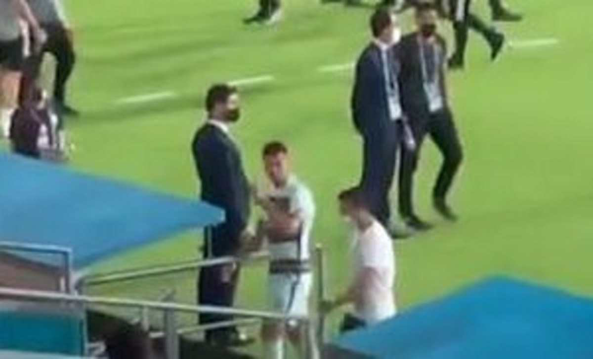 Ronaldo infuriato dopo l'eliminazione: getta (ancora) a terra la fascia - VIDEO 36 ronaldo fascia belgio portogallo