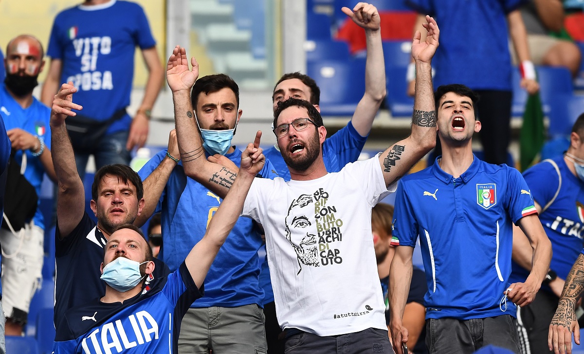 Crisanti contro i tifosi allo stadio: «Ma siamo matti? Favorisce il contagio» 36 tifosi italia
