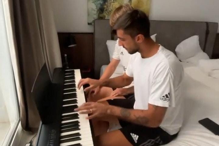 La Juve si rilassa: Nicolussi Caviglia e Perin si trasformano in pianisti 36 WhatsApp Image 2021 07 19 at 22.16.22 e1626726614441