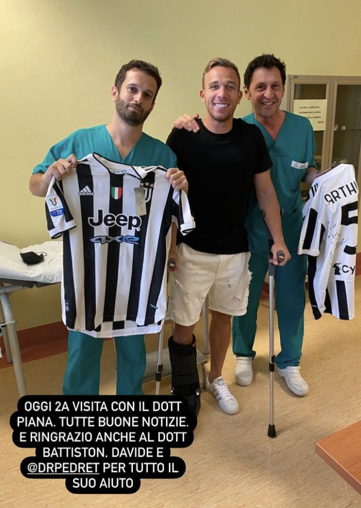 Arthur cuore d'oro: regalo ai medici dopo la visita post infortunio - FOTO 39 arthur medici