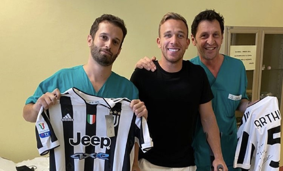 Arthur cuore d'oro: regalo ai medici dopo la visita post infortunio - FOTO 38 arthur