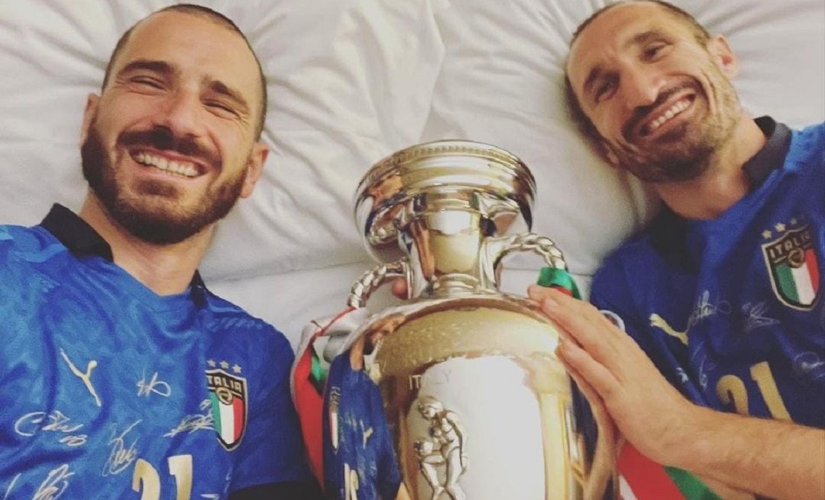Bonucci e Chiellini dormono con la coppa! Immagine diventa virale - FOTO