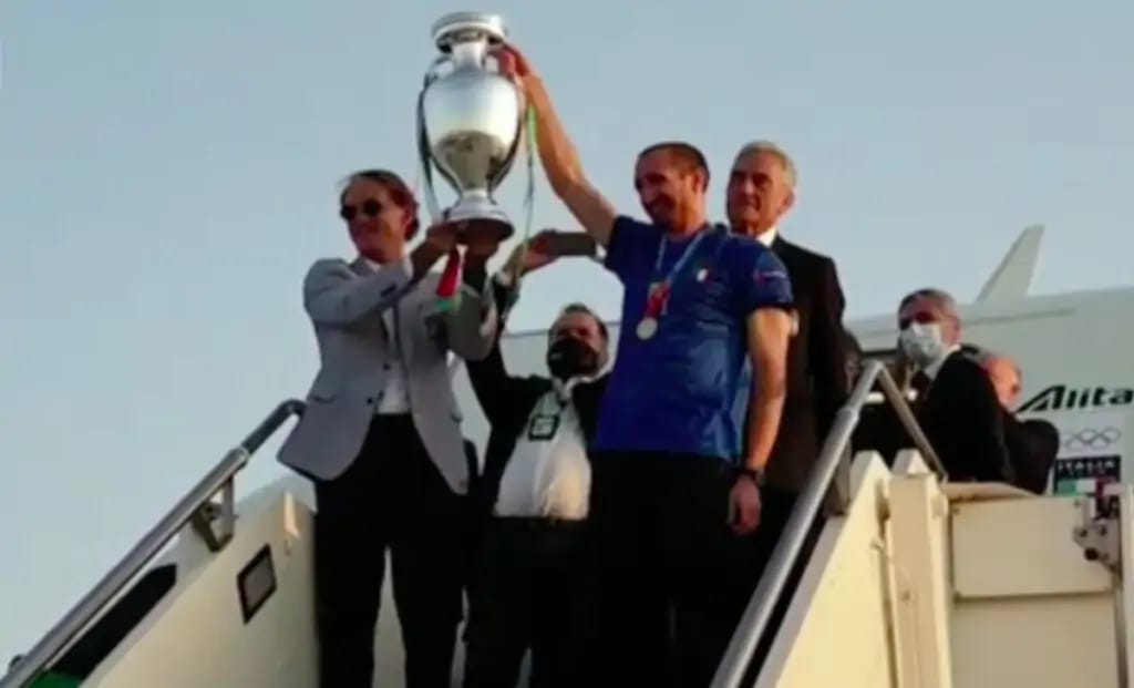 Italia atterrata a Roma: Chiellini il primo ad uscire con la coppa 36 italia roma coppa