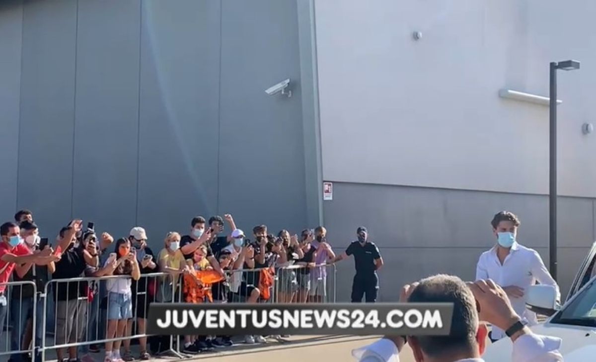 Visite mediche Locatelli terminate: entusiasmo e cori dei tifosi al J Medical - VIDEO 36 Locatelli