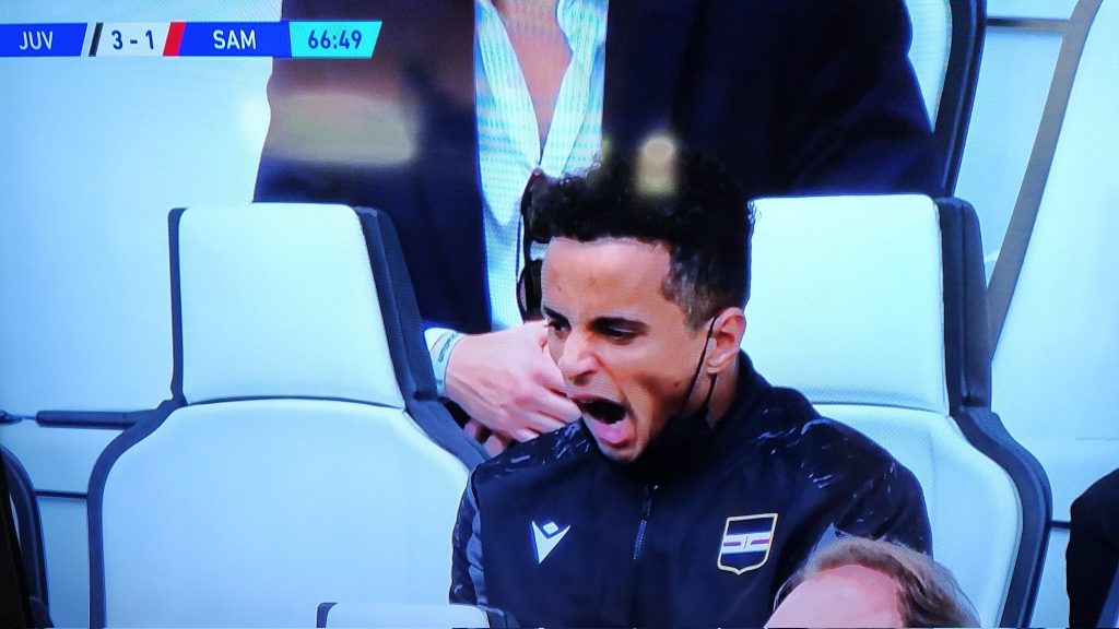 Ihattaren si annoia durante Juve Sampdoria: il gesto allo Stadium - FOTO 36 FANbeTKUcAguiGv e1632658402798