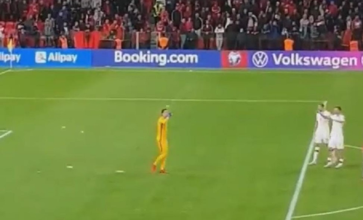 Albania Polonia, Szczesny bersagliato da bottigliette: lui reagisce così - VIDEO 36 szczesny