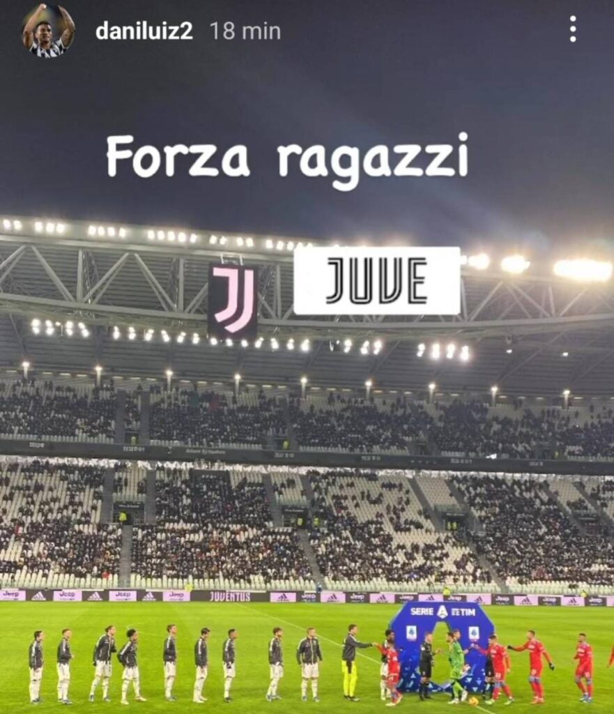 Danilo tifoso aggiunto: anche il brasiliano in tribuna per Juve Napoli - FOTO 37 8efe5383 68be 4c28 bc00 372048d428e7