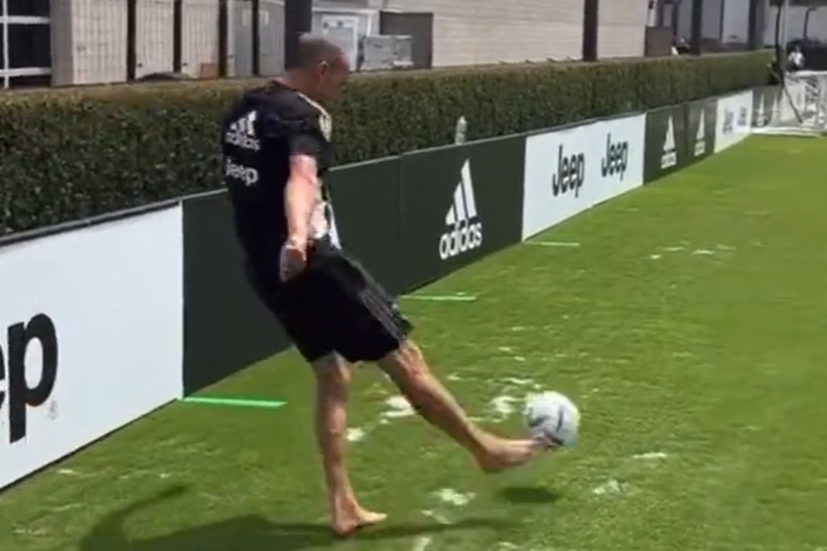 Allegri sfida Vlahovic e McKennie: show e risate nella corner-kick challenge - VIDEO 36 Allegri sfida Vlahovic McKennie