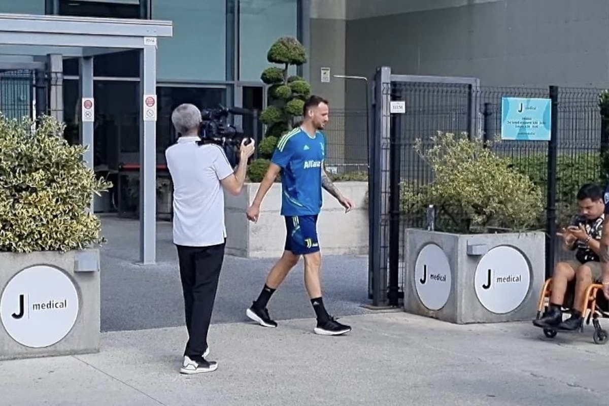 Gatti Juve: simpatico siparietto coi tifosi fuori dal J Medical - VIDEO 36 Gatti 1