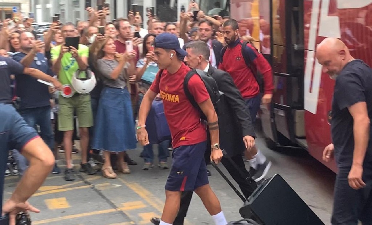 Dybala torna a Torino: l'accoglienza dei tifosi in hotel per l'ex Juventus - FOTO e VIDEO 36 dybala