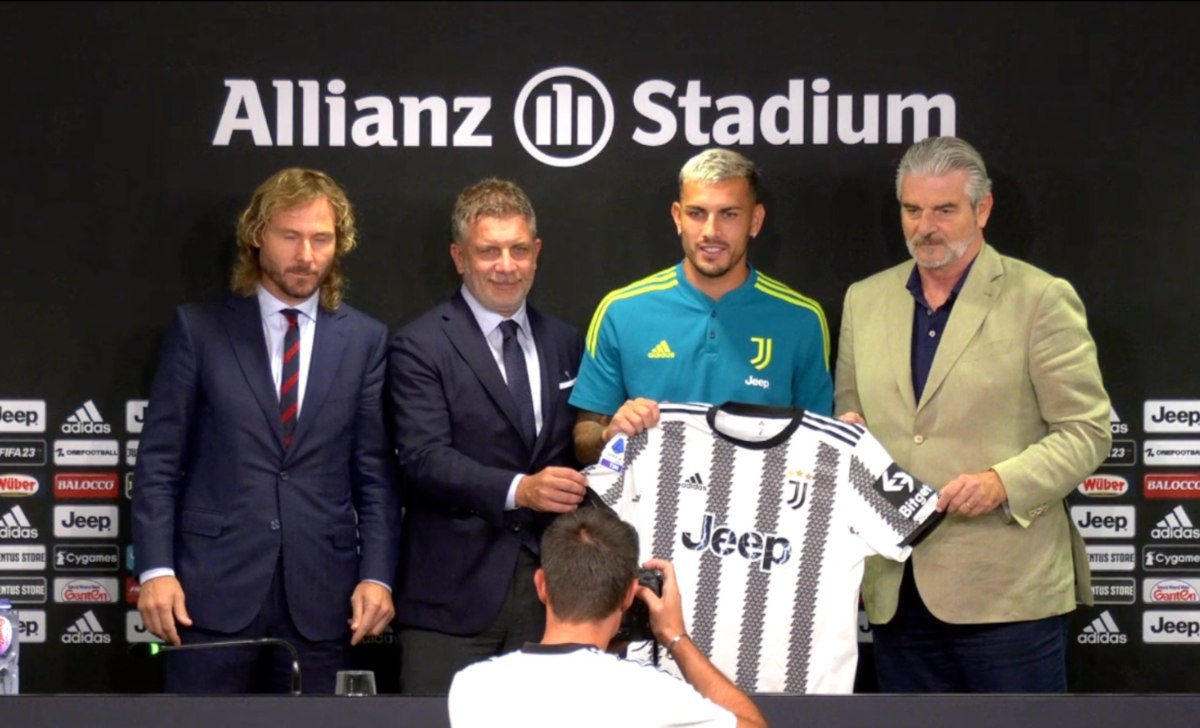 Conferenza stampa Paredes Juve, l'argentino posa con la sua numero 32 36 52a14059 9290 456c 948f 07119c377818