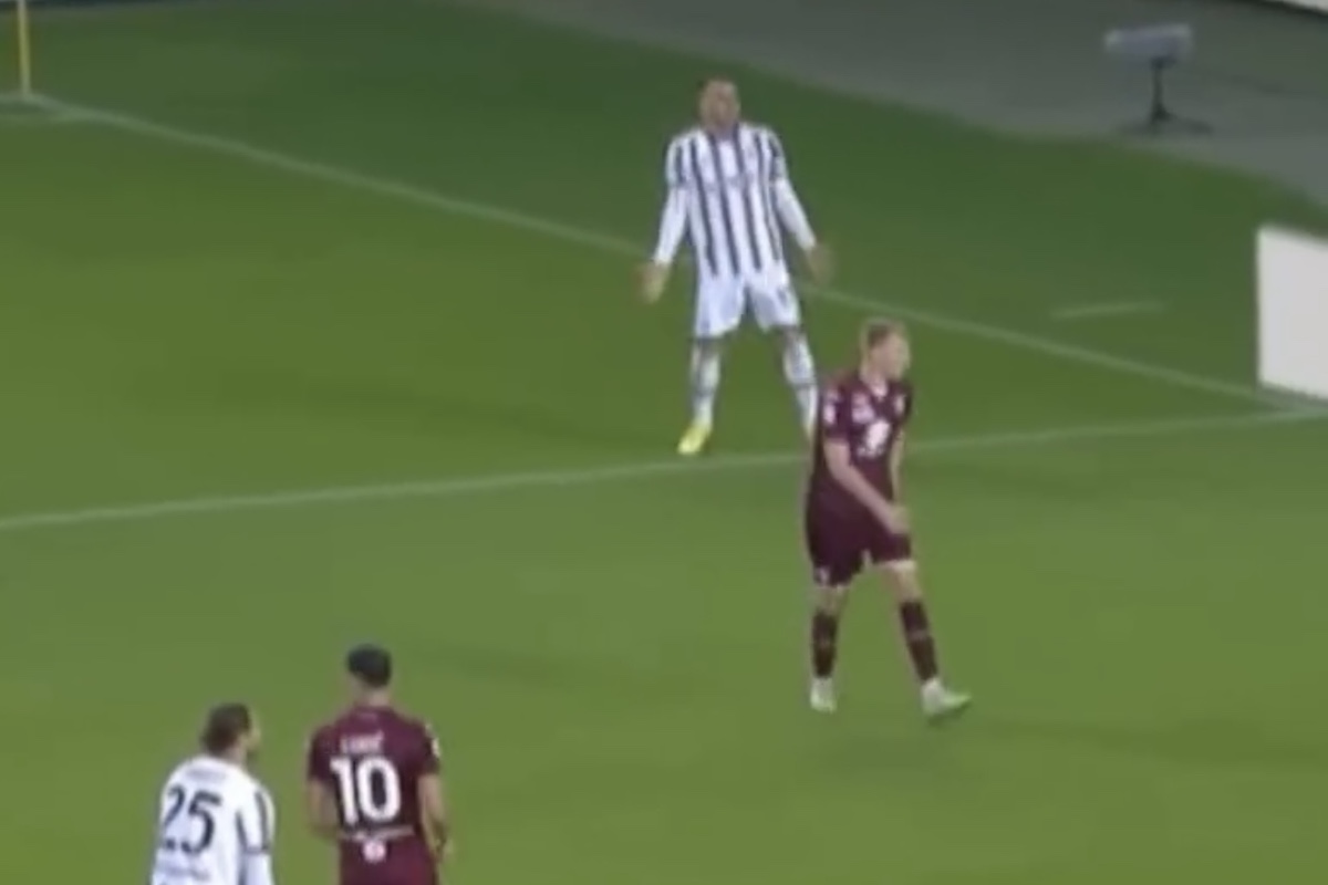 Kean sbaglia davanti alla porta, Kostic reagisce così: il gesto - VIDEO 36 Kostic 2