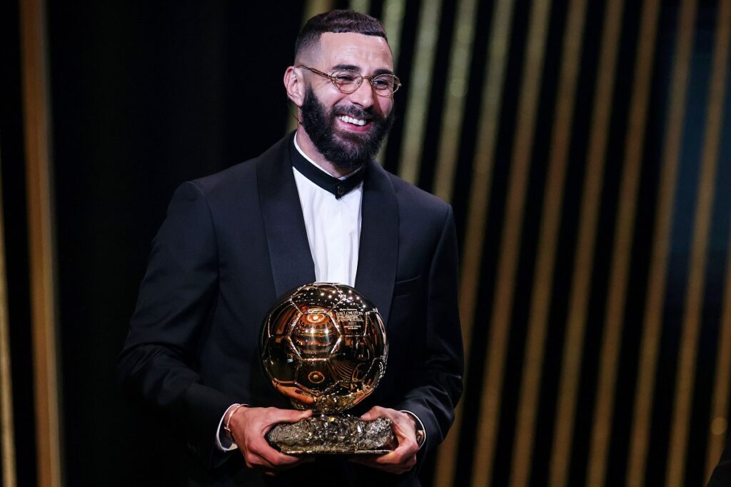 (221018) PARIS, Oct. 18, 2022 Real Madrid s French forward Karim Benzema poses with the men s Ballon d Or Trophy