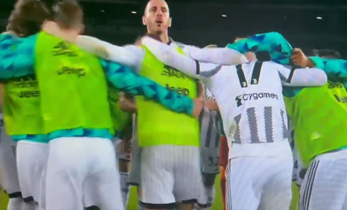 Juve in cerchio e poi sotto la Curva: la festa dopo il derby vinto 36 juve cerchio vittoria torino e1665857215849