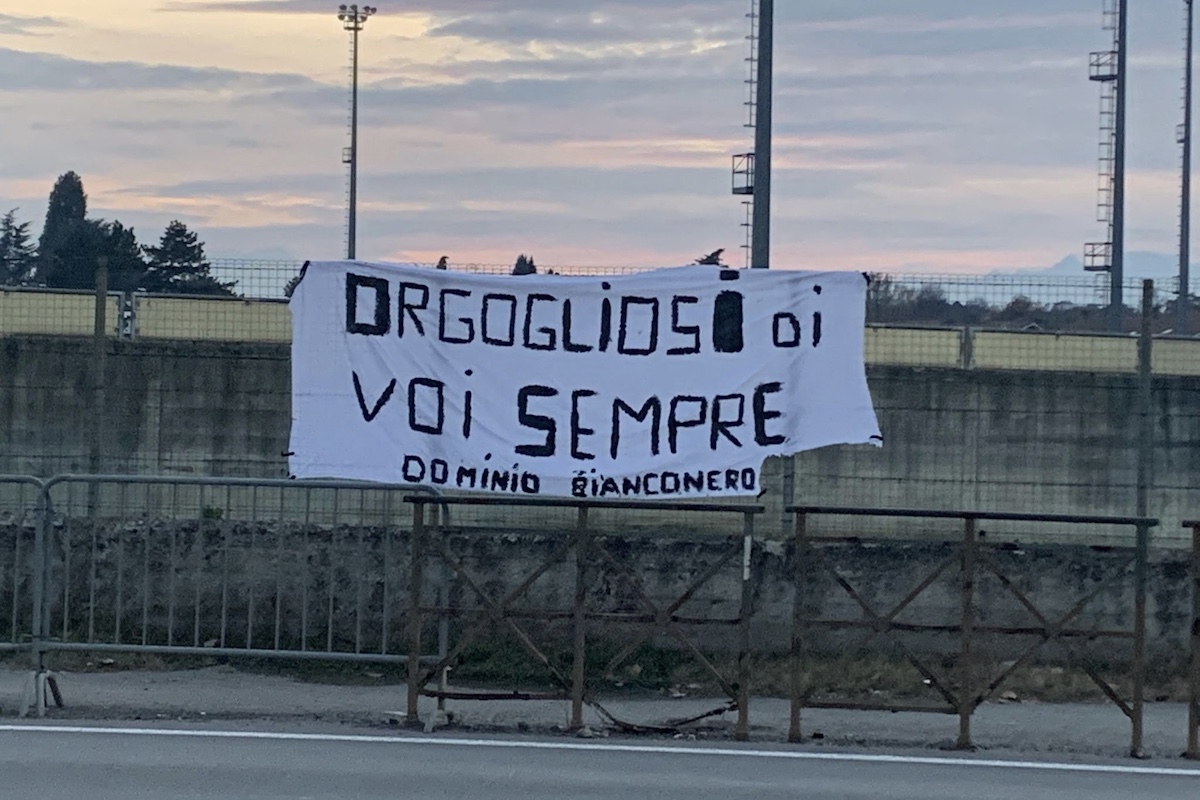 Juventus Women, tifosi vicini alla squadra: striscione per le bianconere - FOTO 36 Striscione Juventu Women