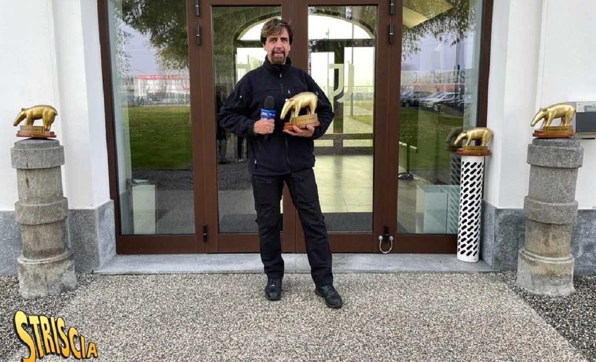 Tapiro d'Oro di Striscia la Notizia alla Juve: Staffelli a Torino dopo le dimissioni del CdA 36 staffelli tapiro striscia la notizia