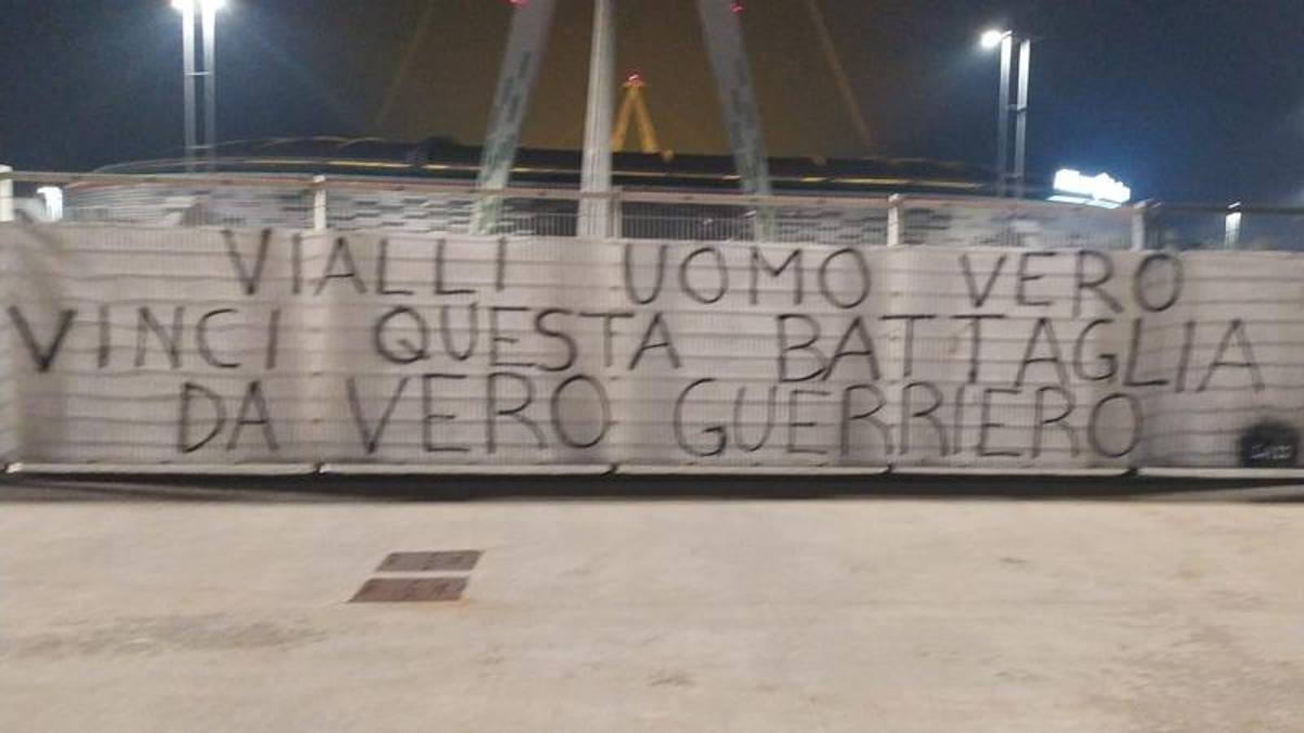 Vialli, lo striscione dei tifosi Juve: «Vinci da vero guerriero» - FOTO 36 Vialli
