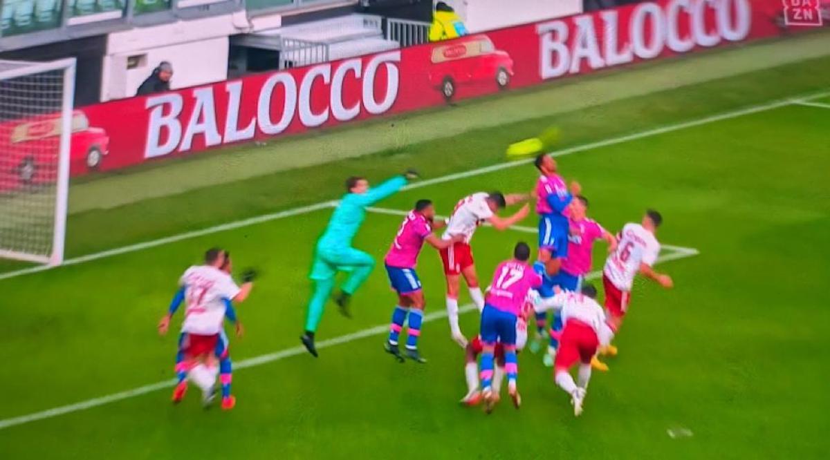 Autogol Danilo: mezza papera di Szczesny che esce a vuoto 36 autogol danilo