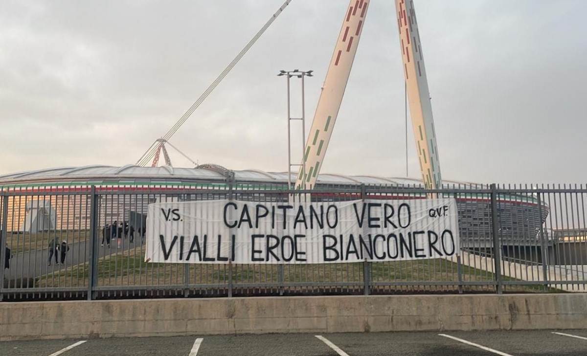 Juve Udinese, striscione per Vialli all'esterno dell'Allianz Stadium - FOTO 36 39f619e7 655d 49a6 a6b6 b69dc20cc175